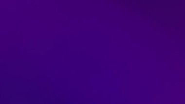 Dinamik sunumlar için hafif hareket bulanıklığı efektleri olan canlı soyut mor gradyan arkaplan