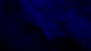 Akan ruhani şekilleri ve canlı enerjisi olan soyut koyu mavi arkaplan, modern tasarım.