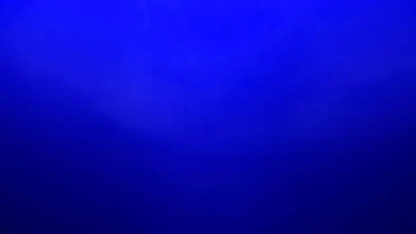 İnce geometrik şablonlar ve yumuşak ışıkla canlı, asil mavi soyut arkaplan