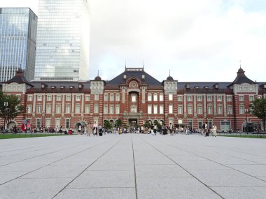 Tokyo İstasyonu 'nun önüne park 1912' de inşa edildi ve halen çalışıyor.