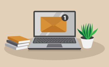 Kitapların yanında yeni e- posta bildirimi ve masanın üzerinde bir bitki gösteren dizüstü bilgisayar.