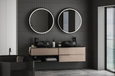 Siyah beyaz banyo iç kısmı. 