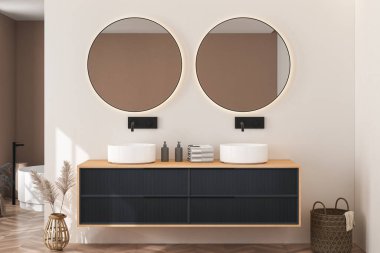 Lavabosu olan modern bir banyo. 