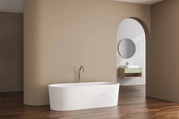 米色简约浴室内部有阳光 椭圆形镜子 白色浴缸 最小设计的概念 3D渲染 — 图库照片