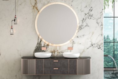 Çift lavabo kibri, mermer duvarlar, beton döşeme, küçük bir havuz ve pencere manzaralı bir orman manzarası olan lüks bir banyo.