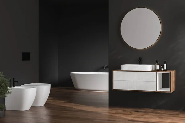 Siyah Duvarlı Şık Bir Banyo Oval Aynalı Beyaz Leğen Banyo — Stok fotoğraf