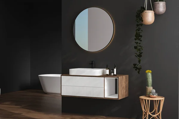 黒い壁 楕円形の鏡付きの白い洗面台 バスタブ シャワー 植物や暗い寄木細工の床とスタイリッシュな暗いバスルームのインテリア 3Dレンダリング — ストック写真