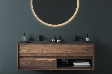 Koyu ahşap dolap, altın çerçeveli, 3 boyutlu. 