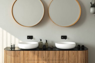 Banyo içi ayna ve muslukla dolu. 