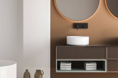 Aynalı şık bir oturma odası. 