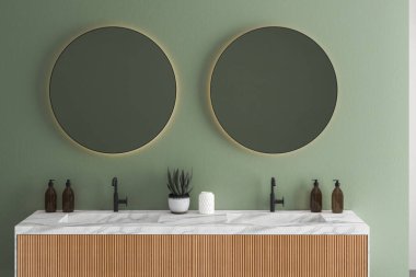 Minimalist iç mimari. Beyaz duvarda ayna var. Minimalist tarzda. 