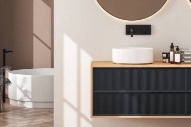 Banyo içi ahşap lavaboyla dolu 