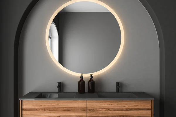 灰色墙壁上有镜子和灯光灯的现代化浴室内部 3D渲染 — 图库照片