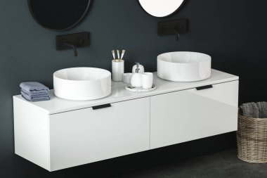 Modern banyo lavabo ve ayna ile iç 