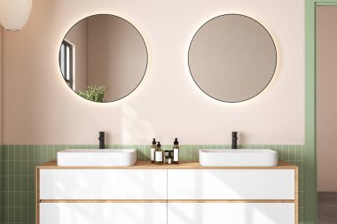 3 boyutlu makyaj tezgahını seramik lavabo ve modern tarz muslukla sabah güneşinin ve gölgenin olduğu bir banyoya kapatın. Ürünlerin gösterimi için boş alan. Arkaplan, Duvar fayansları.