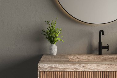 Makyaj masasının üstündeki boş boşluğu yıkama lavabosuyla, egzotik bir banyodaki modern siyah muslukla 3 boyutlu olarak kapla. Tropikal dekor bitkileri.