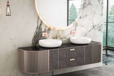 Çift lavabo kibri, mermer duvarlar, beton döşeme, küçük bir havuz ve pencere manzaralı bir orman manzarası olan lüks bir banyo.