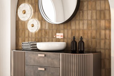 Sabun makineleri, havlular, siyah çerçeveli aynalar, duvar ışıkları ve seramik fayanslarla modern banyo düzeneği. Ürünlerinizi şık ve modern bir ortamda sergilemek için ideal. 3d oluşturma