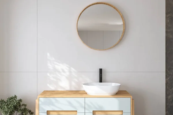 白いバスルーム鏡で沈む — ストック写真