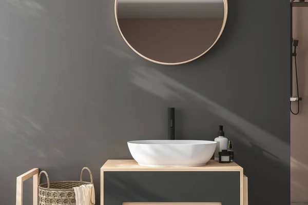 靠近白色水槽与椭圆形的镜子挂在深蓝色的墙上 现代橱柜与黑色水龙头在简约的浴室 3D渲染 — 图库照片