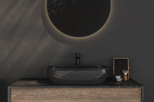 黑色水槽的关闭与椭圆形的镜子站在黑暗的墙壁上 白色的橱柜与黑色水龙头在简约的浴室 3D渲染 — 图库照片