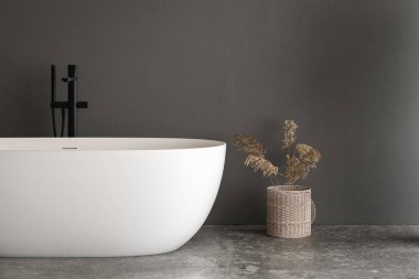 Beton zeminde şık beyaz bir küvet, parlak banyoda arka musluk, gri duvar arka planı. 3d Hazırlama