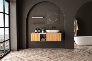 Modern banyo içi ahşap kibir, küvet, parke zemin, siyah duvarlar, kemerler, bitkiler