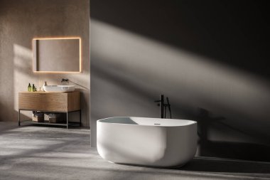 Minimalist banyo içi, beton zemin ve gri ve bej duvarlar, banyo dolabı, küvet.