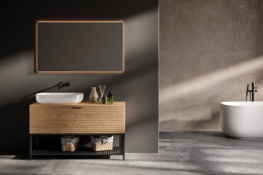 Minimalist banyo içi, beton zemin ve gri ve bej duvarlar, banyo dolabı, küvet.