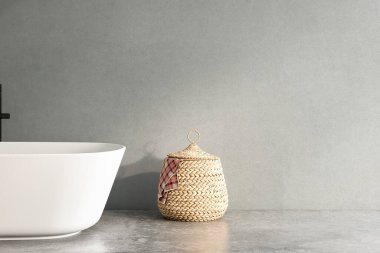 Beton zeminde şık beyaz küvet, parlak banyoda arka musluk, mavi duvar arka planı.