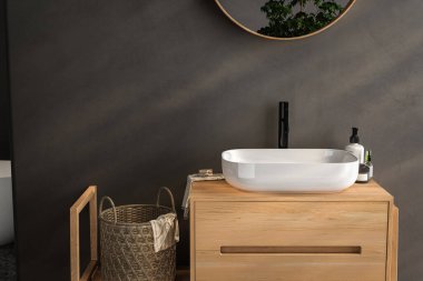 Boş alanı kapatıyoruz. Ahşap tezgahın üstünde lavabo var.,