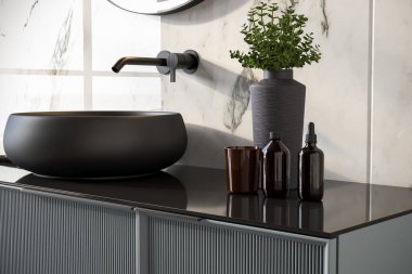 Modern mutfağın içinde lavabo ve soba var.