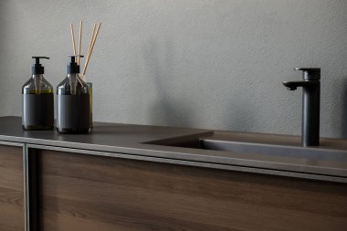 3 boyutlu perspektifi kapat boş boşluk siyah seramik makyaj tezgahının üstünde musluk, sabah güneşi ışığı, duvar, zarafet
