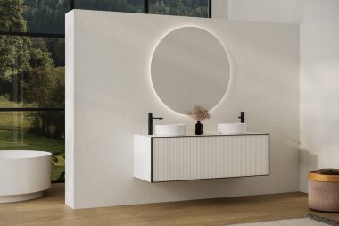 Beyaz duvarlı zarif banyo, oval aynalı beyaz leğen, küvet, duş, bitkiler ve parke zemin. Boho İskandinav banyosu.