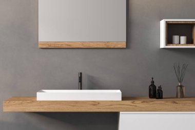 Lavaboyu ve aynayı kapat. Banyo ahşap tezgahlı modern bir tasarıma sahip.