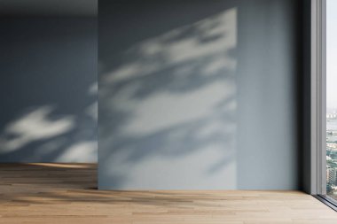 Boş oturma odası mavi tonlu duvar, güneş ışığı ve yapraklı oda gölgeler ve ahşap parke zemin.