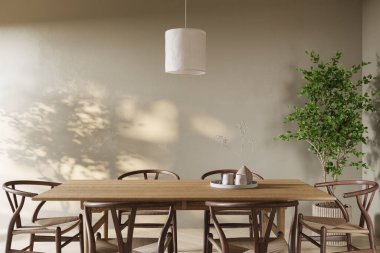 Ahşap bir masa, uyumlu sandalyeler ve yumuşak doğal gölgeler ile modern minimalist boş yemek alanı.