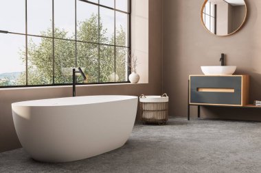 Çift lavabolu ve aynalı bej bir banyo zemininde halı, küvet, bitkiler. Otel stüdyosunda banyo aksesuarları ve pencere..