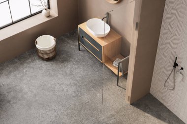 Çift lavabolu ve aynalı bej bir banyo zemininde halı, küvet, bitkiler. Otel stüdyosunda banyo aksesuarları ve pencere..