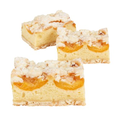 Süt kremalı ve beyaz arka planda izole edilmiş meyveli kek parçacıklı çikolata.