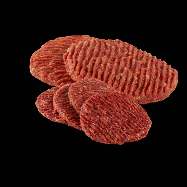 新鲜牛肉汉堡在黑色背景下与剪切线隔离 — 图库照片