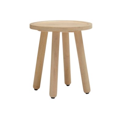 Yatak odasındaki meşe masa beyaz arka planda izole edilmiş kesilmiş.