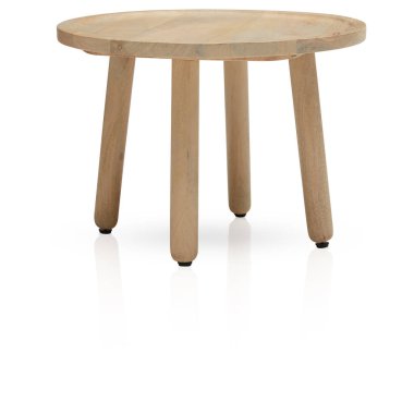 Yatak odasındaki meşe masa beyaz arka planda izole edilmiş kesilmiş.