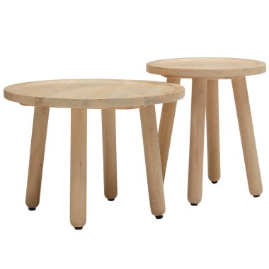 Yatak odasındaki meşe masa beyaz arka planda izole edilmiş kesilmiş.