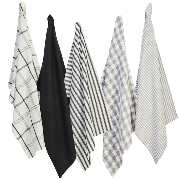 Mehrere Tischdecken Und Handtücher Hingen Der Wand Isoliert Auf Weißem — Stockfoto