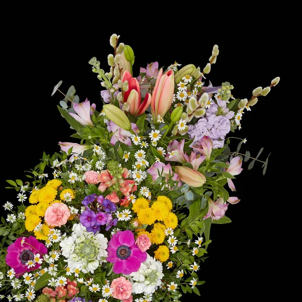 Свіжий Барвистий Букет Квітів Цвітуть Красиво Спочатку Ізольовано Чорному Тлі — стокове фото