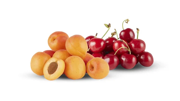 Pfirsiche Mit Roten Kirschen Isoliert Auf Weißem Hintergrund — Stockfoto