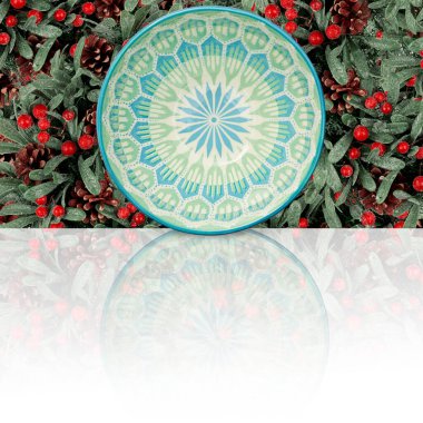 Kırpma yolu ile beyaz arkaplanda izole edilmiş klasik seramik bardak