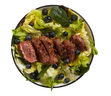 Etli marul salatası kesme yolu ile izole edilmiş beyaz arkaplan