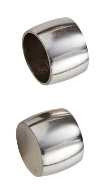 Kesme yolu ile izole beyaz arka plan kesilmiş gümüş çelik boru